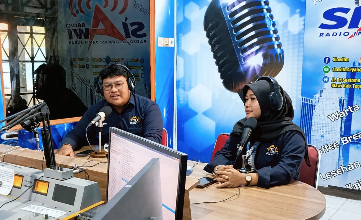 Wakil TLC berbicara dalam rancangan bual bicara Radio Slawi FM. Foto: Slawi FM / Chairul Falah.